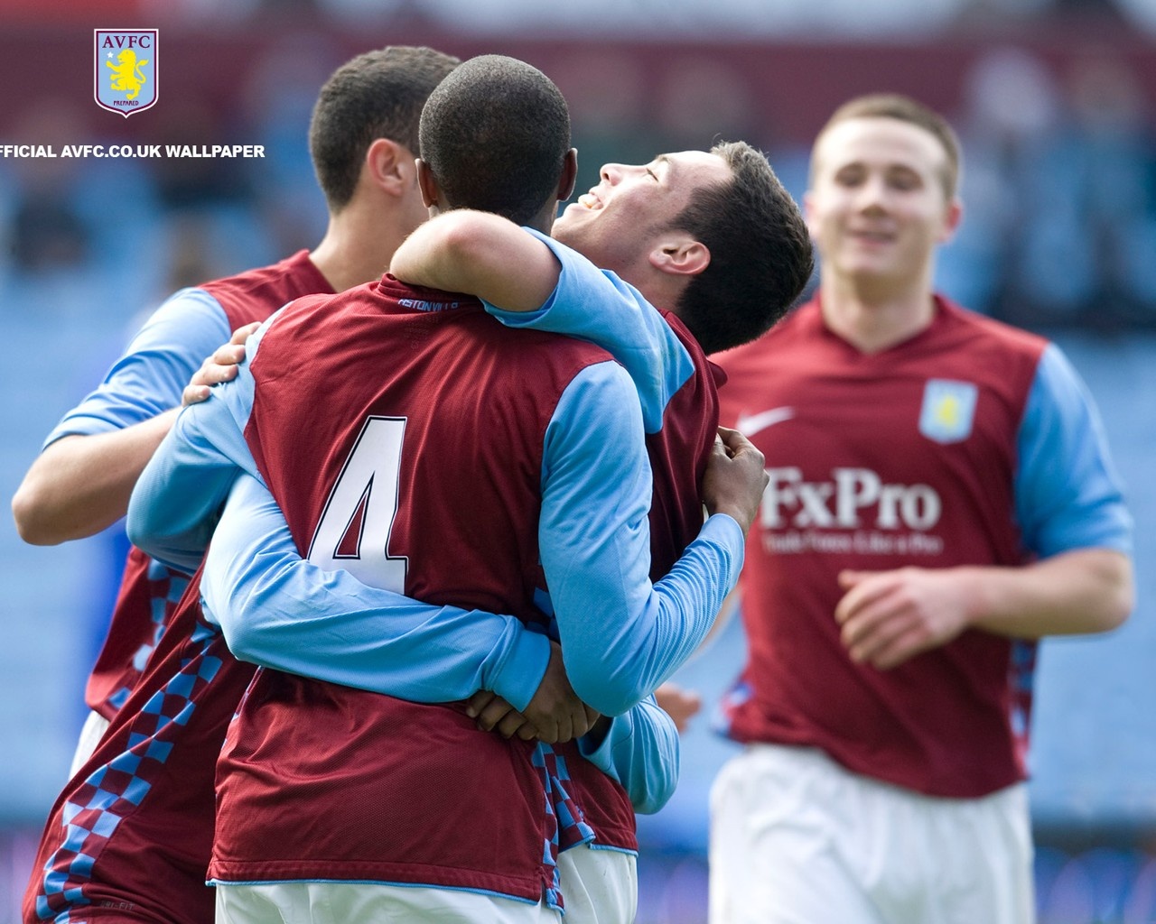 王飞获双料推广人奖，推动中国拳击发展，助力职业拳击繁荣。