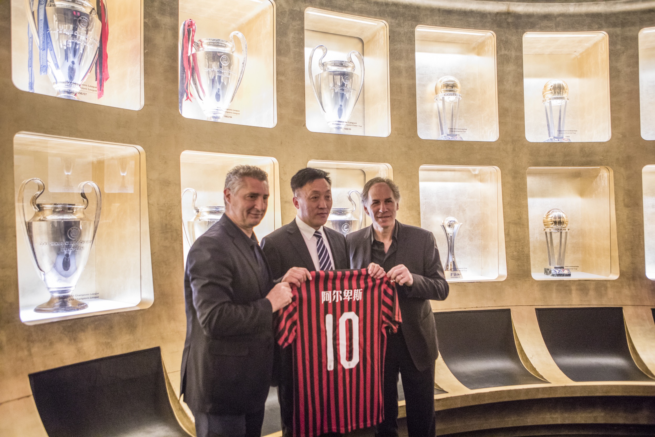 凯恩已在德甲10次完成帽子戏法，为该联赛历史第5多（凯恩德甲已上演10次帽子戏法，历史第5多）