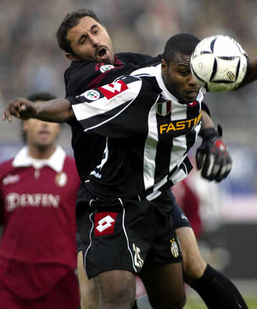 记者：申花队昨天傍晚抵达天津，出征的队伍中没有门将薛庆浩