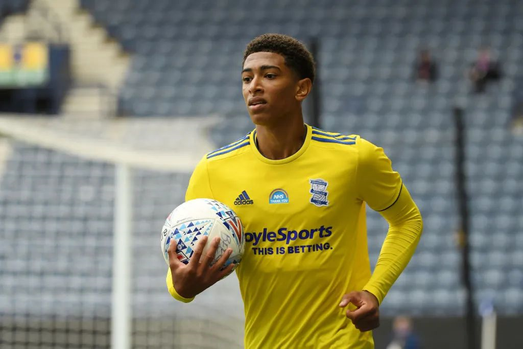 足球国足后防双塔表现稳固（足球国足后防双中卫稳健发挥）